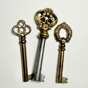 SET OF 3 ORNATE VINTAGE KEYS